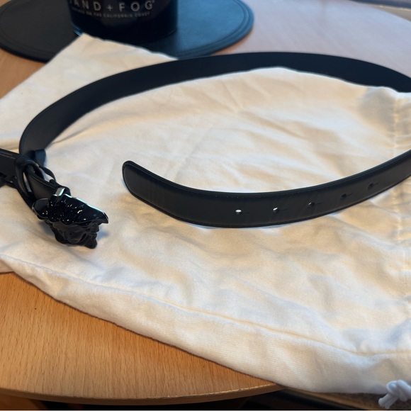 Black Leather Belt with Medusa Buckle - Picture 5 of 6